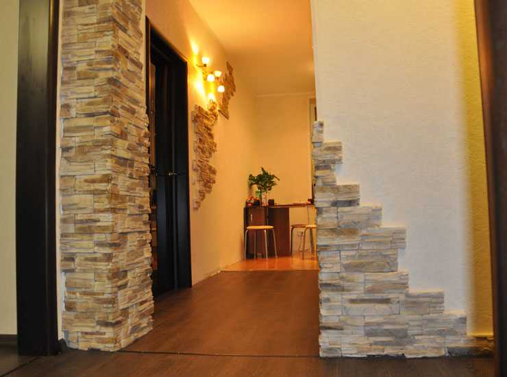 Декоративный камень в интерьере гостиной позволяет создавать уникальный декор и наполняет помещение уютом. Как выглядит отделка стен комнаты в сочетании с искусственным камнем Как можно выполнить стильную  облицовку