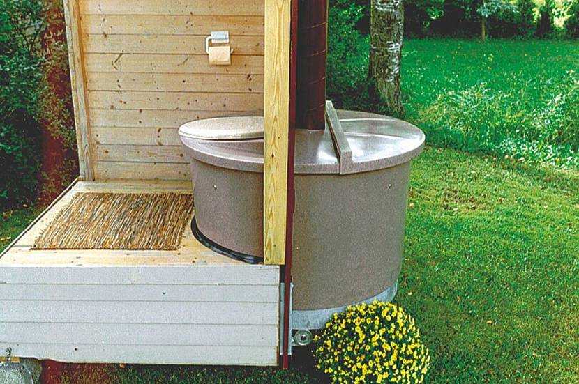 Торфяные туалеты для дачи: как они работают и какой лучше выбрать