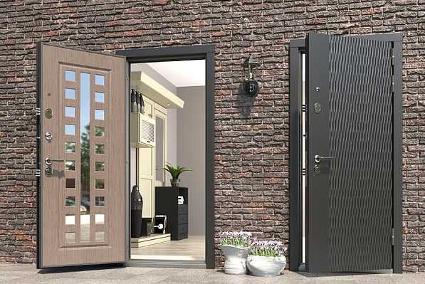 Свойства металлических решетчатых дверей, входные и уличные модели