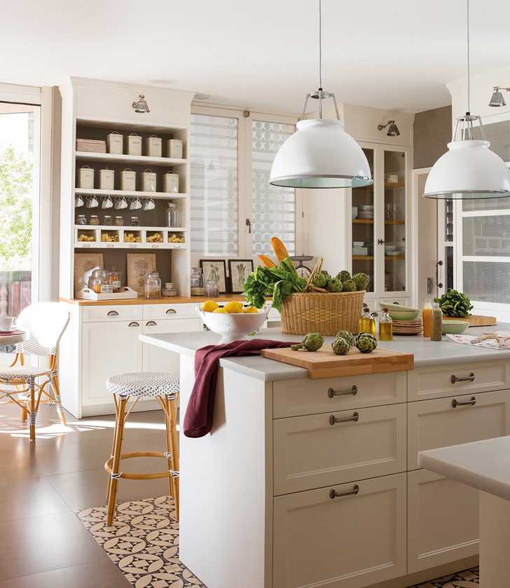 Декор и аксессуары делают кухню более уютной, а зачастую и более функциональной. Какие предметы интерьера выбрать и что при этом учесть