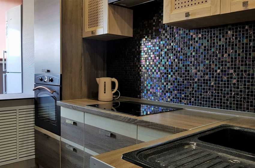 Мозаика для кухни на фартук (65 фото): металлические и зеркальные мозаичные фартуки на белых кухнях, дизайн мозаики в интерьере и тонкости укладки
