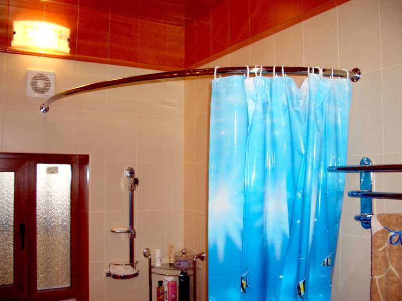 Оптимальная штанга для шторы в ванную комнату и угловая г-образная перекладина