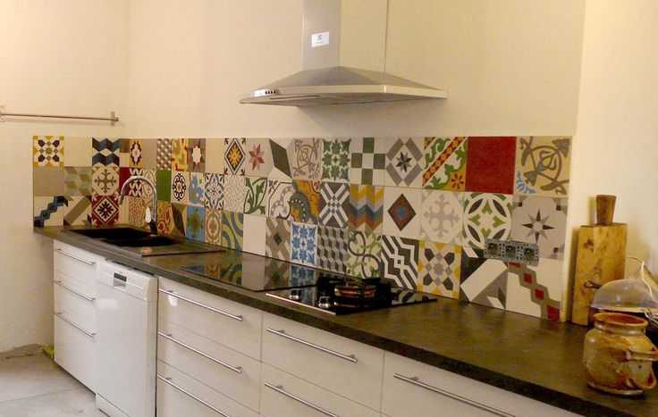 Плитка пэчворк для кухни: кухонный дизайн с фартуком, стиль скинали в интерьере на стене