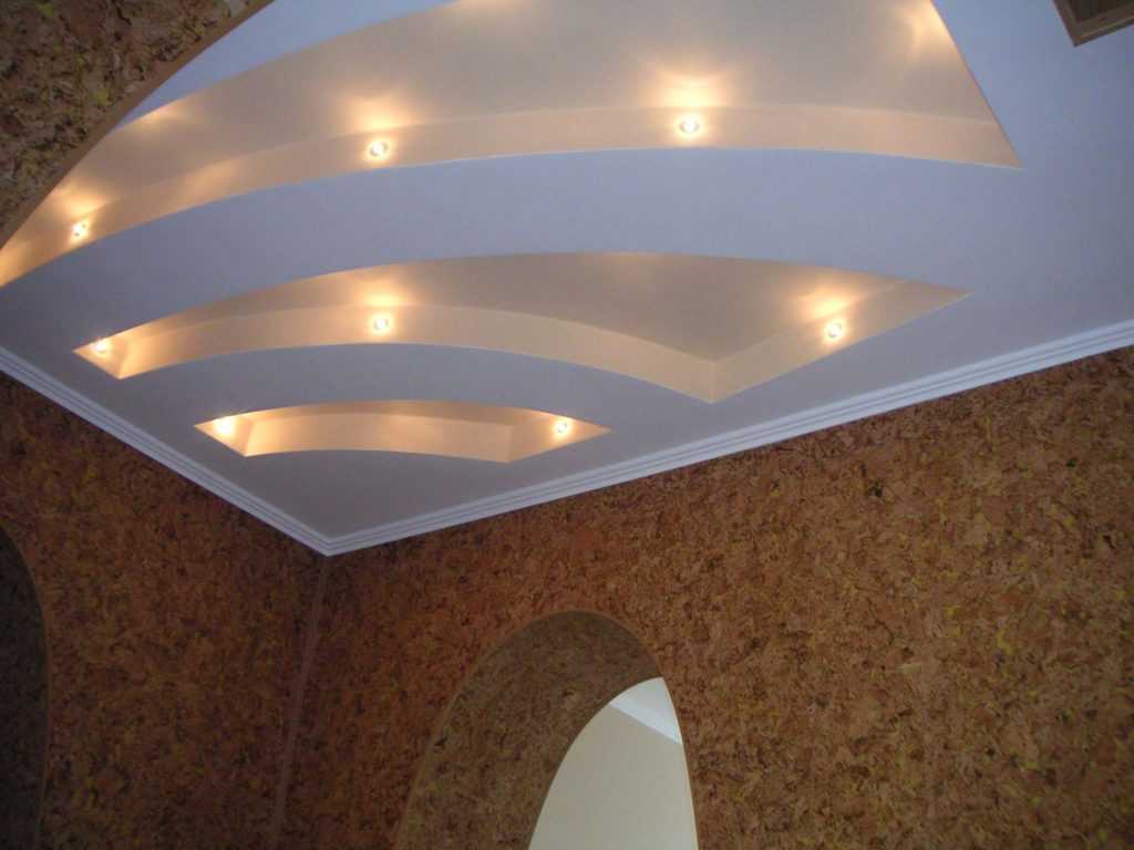 Двухуровневые потолки из гипсокартона для гостиной позволяют создать необычный дизайн и гармонично вписываются в любой интерьер. Как установить 2-х уровневый потолок с подсветкой: технология монтажа и отделки.