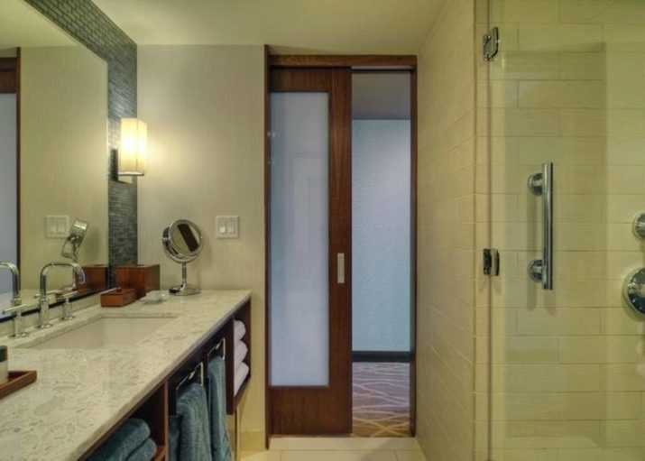 Двери для ванной и туалета: особенности конструкции и материала