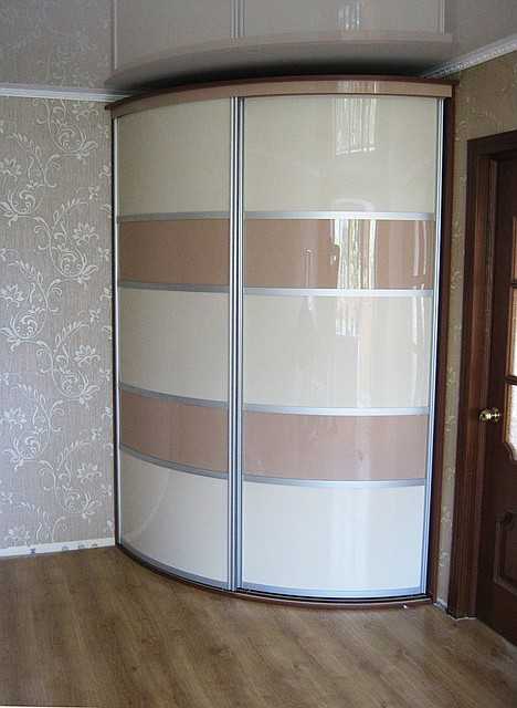 Радиусные угловые шкафы (36 фото): полукруглые распашные модели для прихожей, гостиной и спальни, волнообразные белые с темным элементы декора