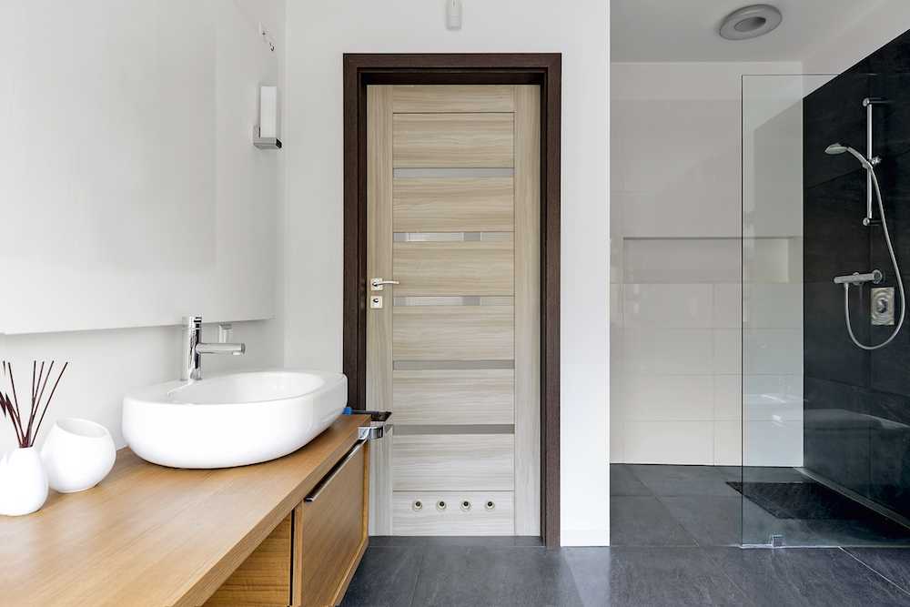 Двери для туалета и ванной должны быть не только прочные, но и влагостойкие и красивые Как подобрать пластиковые, стеклянные, деревянные модели и различные конструкции дверей для установки в ванную комнату и санузел