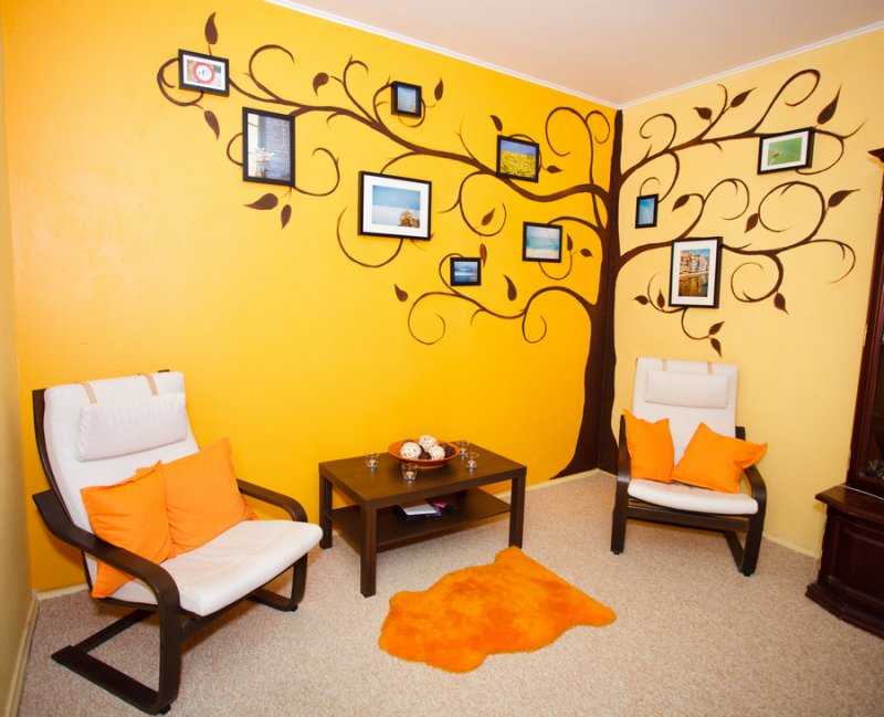 Роспись стен (67 фото): стильная черно-белая роспись квартир, современная художественная роспись акрилом в интерьере гостиной и других комнат, другие виды росписи