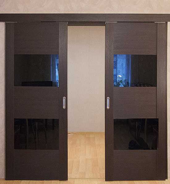 Сдвижные межкомнатные двери (48 фото): поворотно-сдвижные и параллельно-сдвижные алюминиевые механизмы вдоль стены