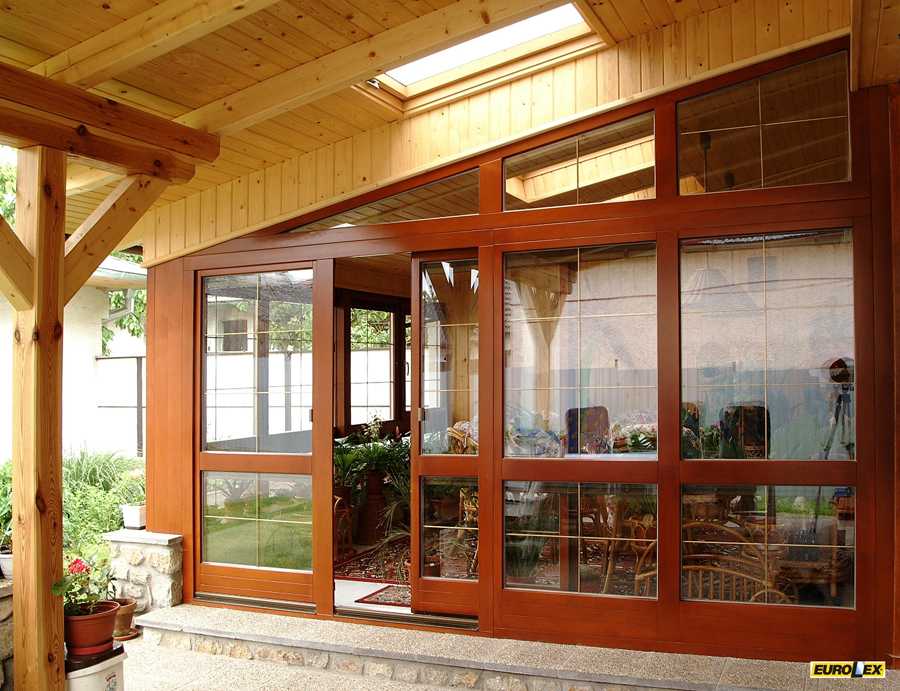 Стеклянные двери для веранды (24 фото): распашные и раздвижные модели из поликарбоната для террасы или беседки