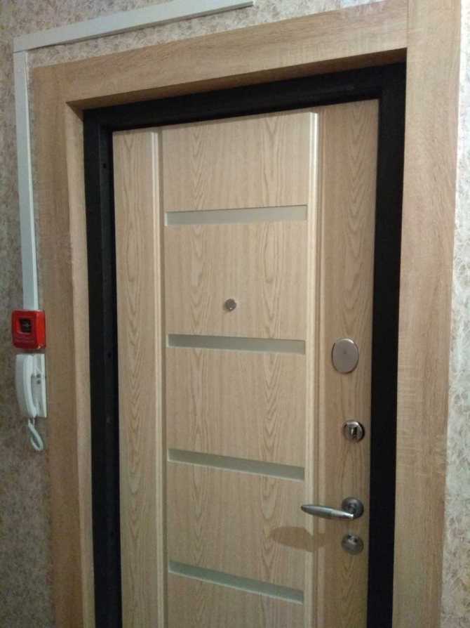 Что такое дверные откосы Как сделать отделку дверей своими руками, какие существуют тонкости монтажа откосов Как выглядит установка варианта из ламината в качестве отделочного слоя дверных откосов