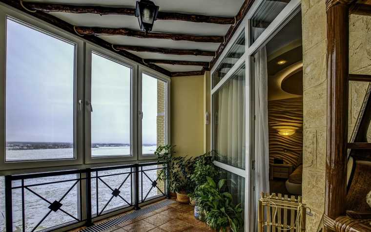 Балкон в частном доме (84 фото): дизайн и наружный вид, перила и другие варианты ограждений для открытых балконов, устройство деревянных балконов над террасой и под крышей
