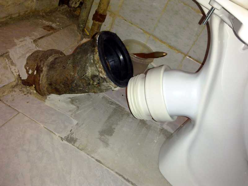 Как подключить унитаз к канализации без гофры вплотную к стене