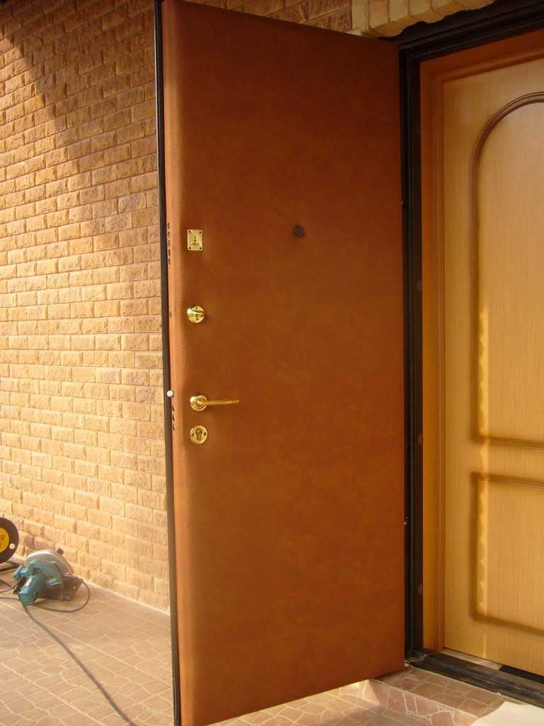 Как отреставрировать межкомнатные двери?