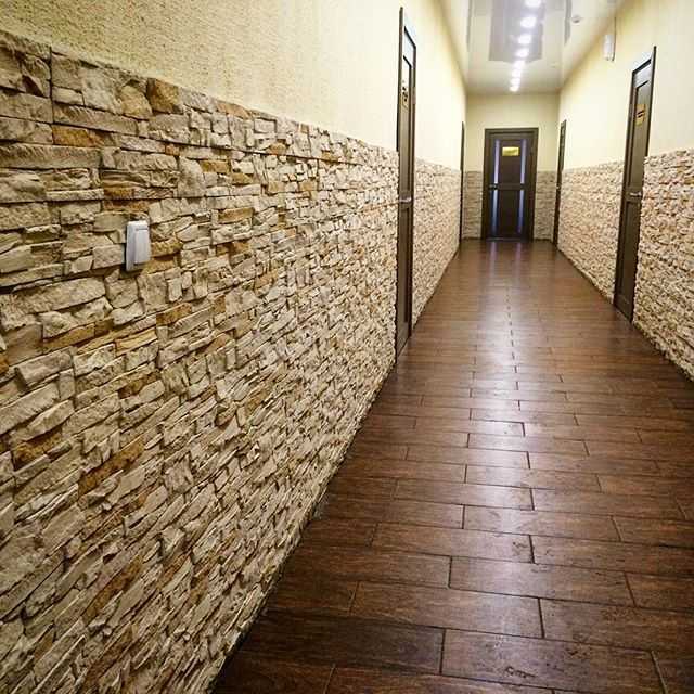 Отделка прихожей декоративным камнем и обоями фото (44 фото): дизайн коридора с искусственным камнем