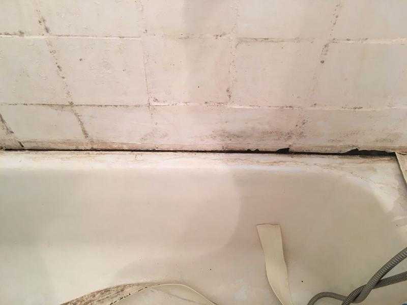 Как заделать стык между ванной и стеной: решение непростой проблемы