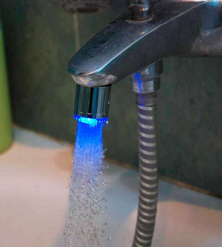 Светящаяся насадка на кран с изменением цвета от температуры воды.