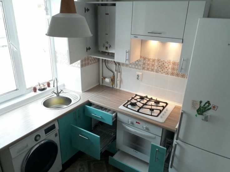 Дизайн маленькой кухни 5 6 кв м с холодильником — фото