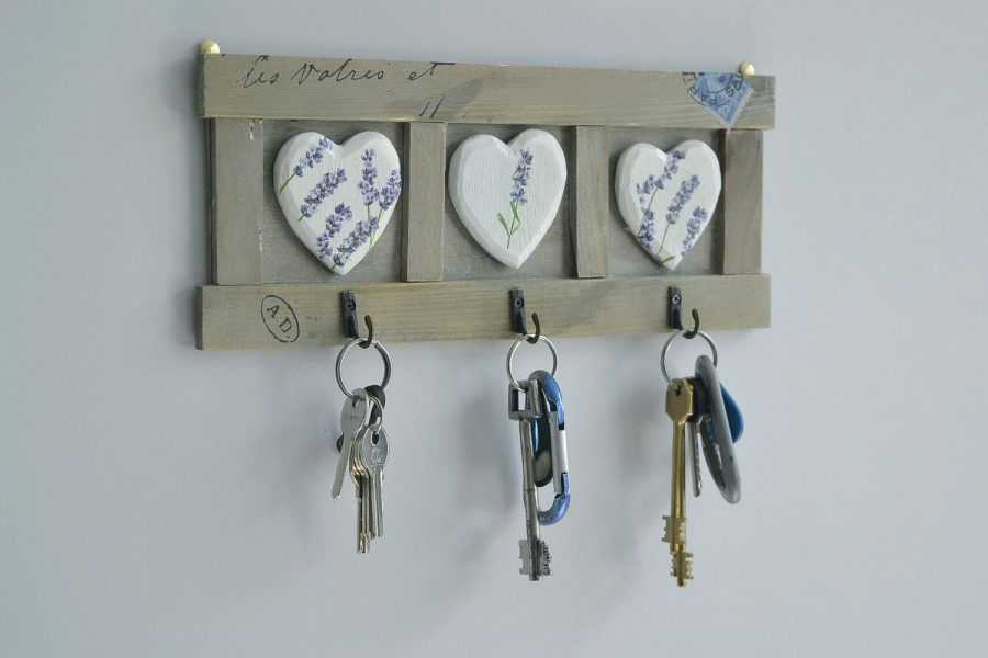 Ключница в прихожую (28 фото): крючки для ключей из дерева, оригинальные настенные держатели