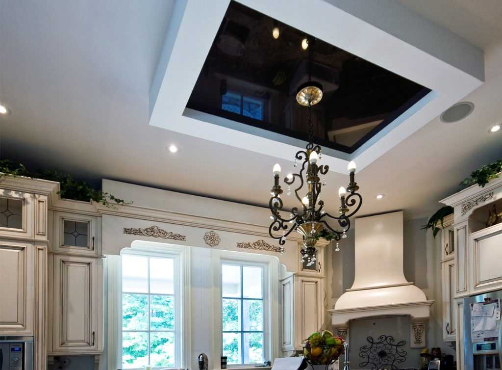 Какие потолки на кухне лучше: фото интерьеров, выбор материала, особенности монтажа и ухода