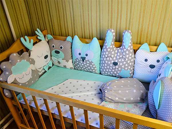 Бортики в кроватку для новорождённых, фото и особенности выбора