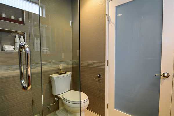 Двери в ванную комнату (70 фото): какую конструкцию поставить в туалет, стеклянные и влагостойкие модели, стандартные размеры по ширине