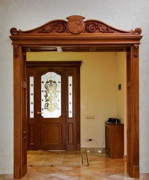 Оформление дверного проема (55 фото): отделка после установки железной модели, обналичка и обрамление декоративным камнем