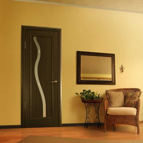 Светлые двери и светлый пол в интерьере (71 фото): сочетание с темными стенами и белыми дверями, с цветом венге, бежевым и коричневым