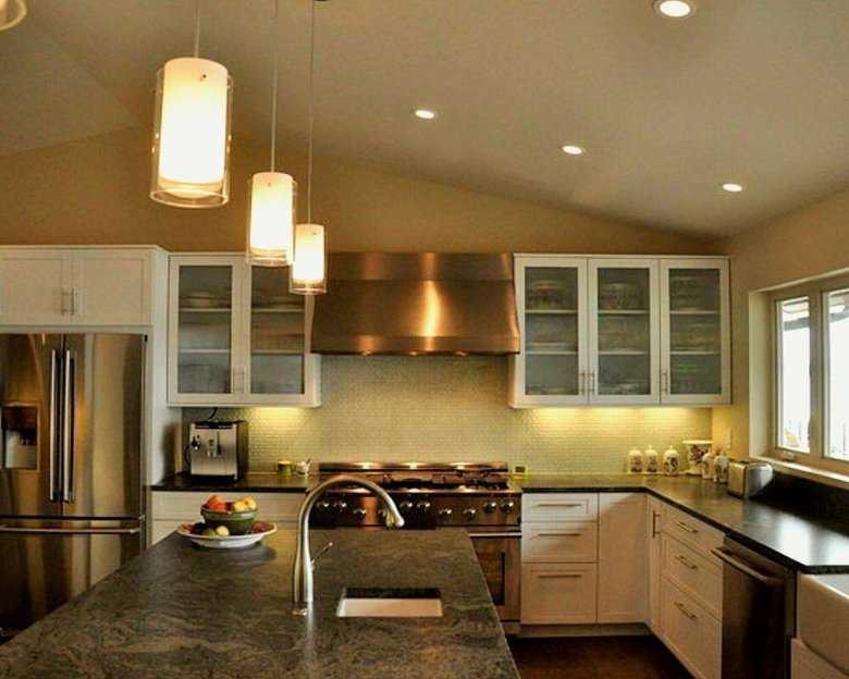 Освещение на кухне (50 фото): варианты освещения в интерьере кухни, как правильно его организовать? выбор ламп, бра и кухонных подвесов, других источников света и их дизайн, особенности организации кухонного освещения в маленькой кухне
