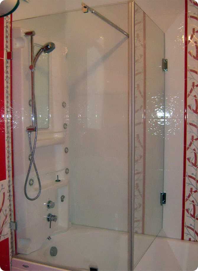 Раздвижные стеклянные шторки для ванной (58 фото): шторы и ширмы из стекла вместо тканевых моделей, установка ограждения с дверцами для ванной комнаты