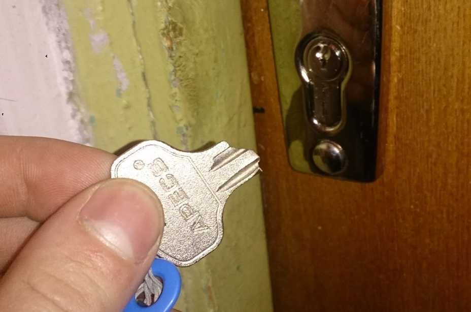 Что делать застрял ключ в замке двери. советы от спас-замков
