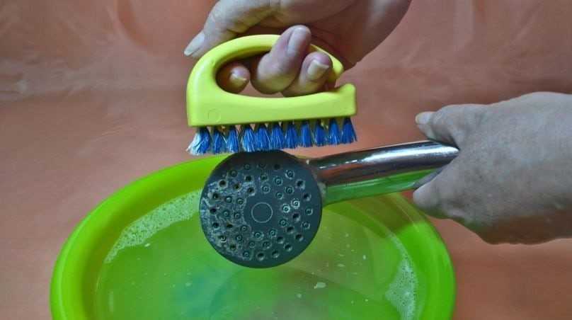 Как почистить душевую лейку от известкового налета, накипи и грязи