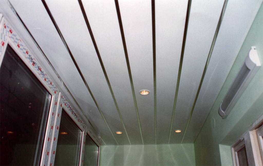 Как сделать потолок на балконе, чем лучше обшить поверхность, какой выбрать: натяжной, подвесной или пластиковый, обустройство гидроизоляции, отделка на фото и видео
