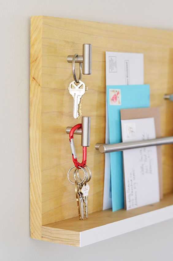 Ключницы в прихожую (45 фото): современные модели полок из дерева с крючками для хранения ключей, открытые кованые настенные ключницы в коридор и другие варианты