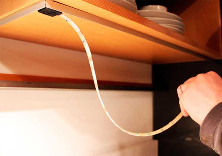 Установка светодиодной ленты на кухне (26 фото): как установить, прикрепить и подключить диодную ленту к кухонному гарнитуру своими руками?