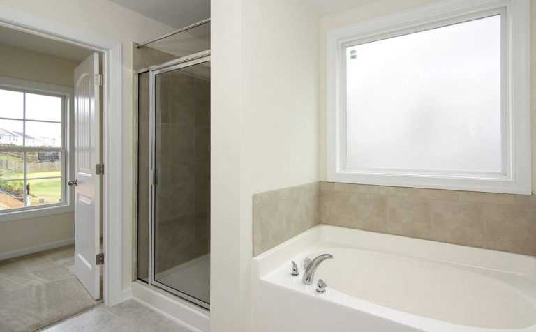 Двери в ванную (62 фото): влагостойкие стеклянные и пластиковые модели в комнату, стандартные размеры ширины и высоты, как их выбрать