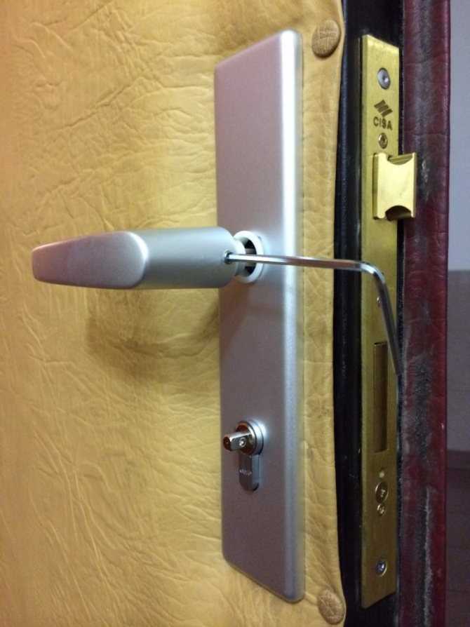 Ремонт ручки двери: как починить дверную ручку на межкомнатных пластиковых конструкциях в квартире? как отремонтировать круглую модель с защелкой?