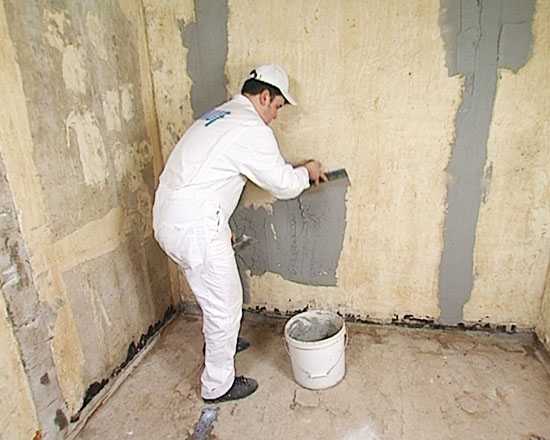 Чем и как штукатурить стены в ванной под плитку?