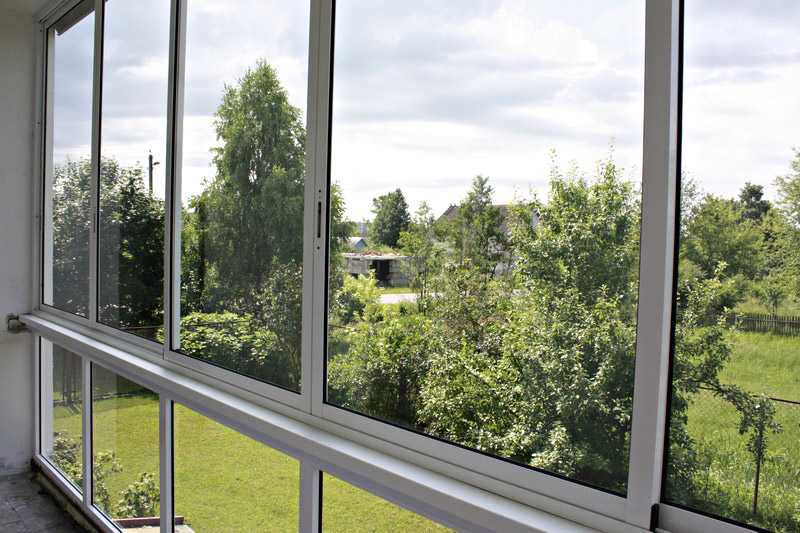 Раздвижные двери на балкон (64 фото): балконные пластиковые и стеклянные модели на лоджию