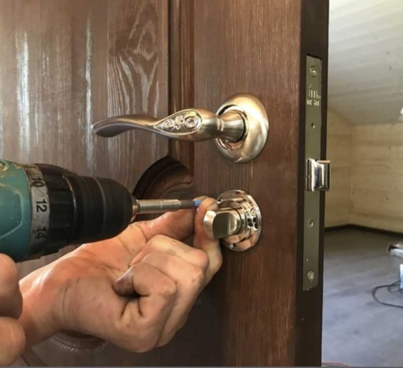 Как снять ручку с межкомнатной двери? как разобрать круглую дверную ручку с замком? как снять защелку для входной конструкции с фиксатором?