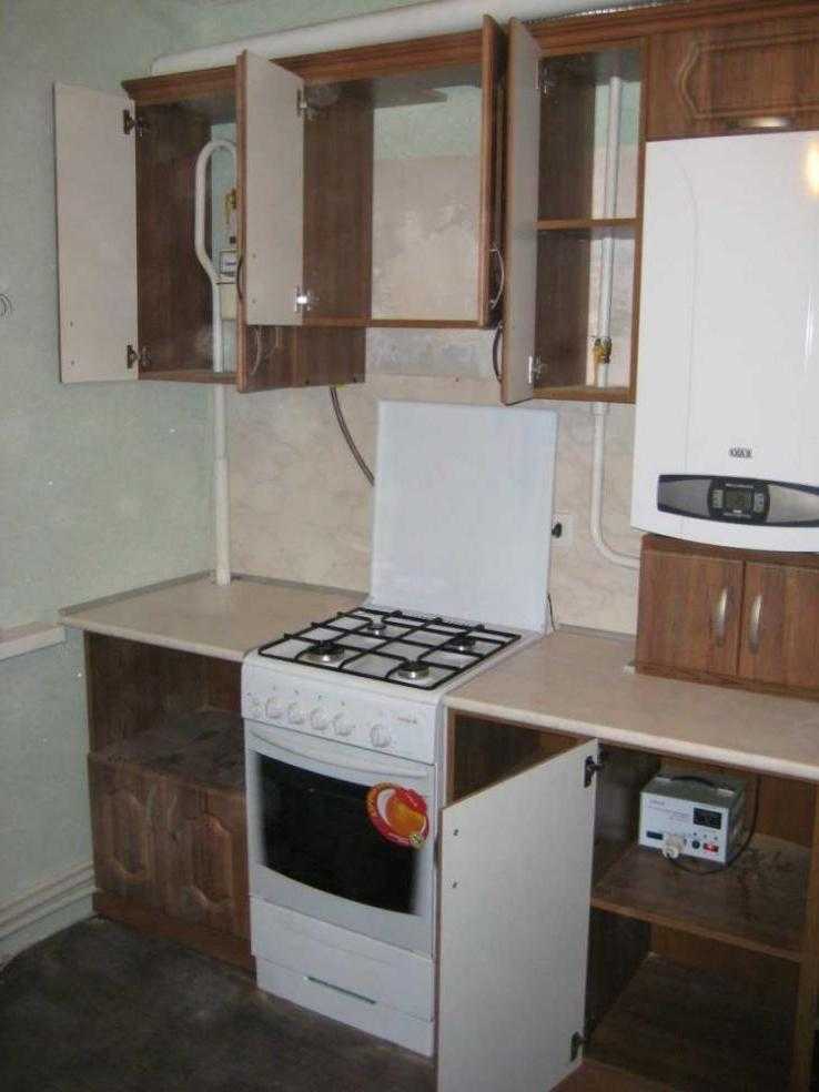 Дизайн кухни в хрущёвке с газовой колонкой и холодильником 2019 года