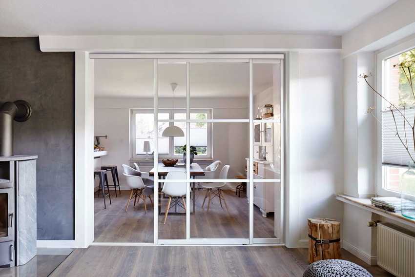 Двери для кухни (56 фото): зачем нужна, кухонные легкие складные модели со стеклом, выдвижные и двойные межкомнатные изделия, размеры