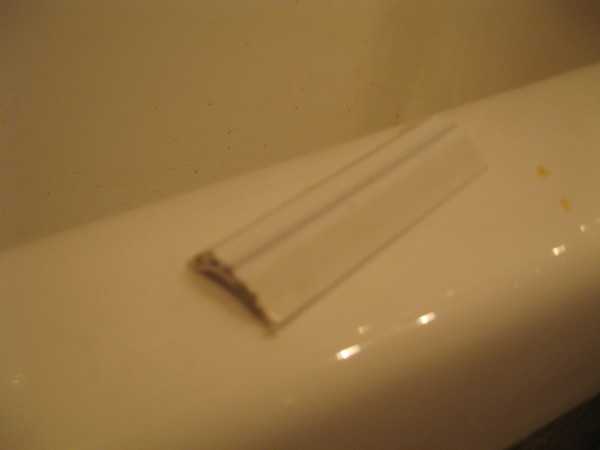 Пластиковый уголок для ванной: чем и как приклеить самоклеющийся бордюр на плитку
