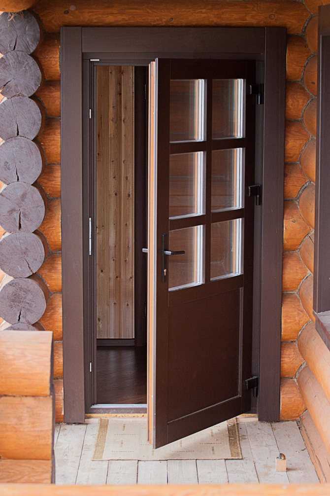 Деревянная дверь со стеклопакетом: конструктивные отличия