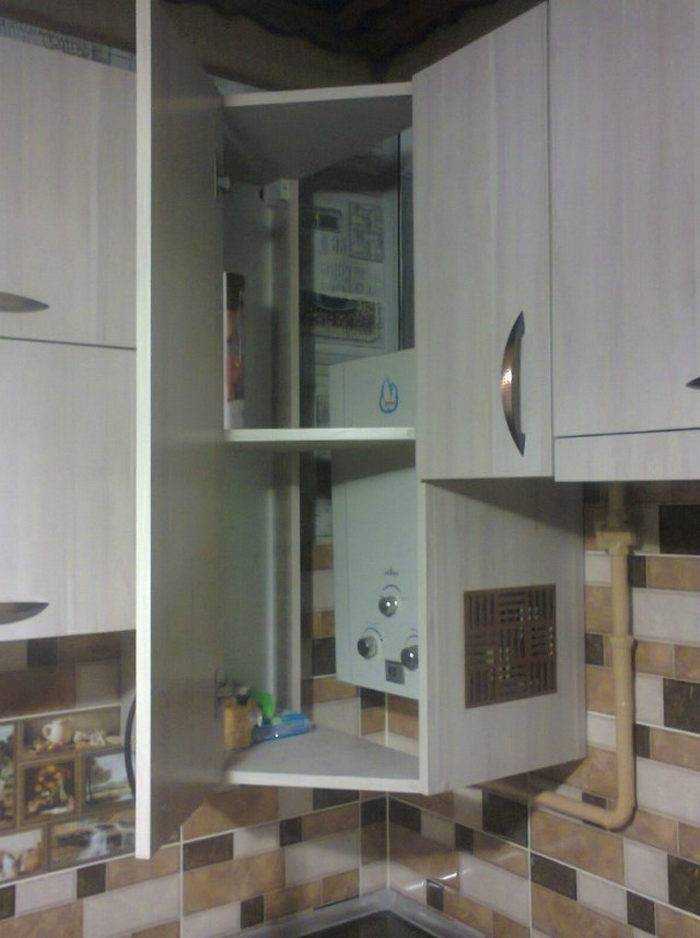 Дизайн кухни в хрущёвке с газовой колонкой и холодильником: фото