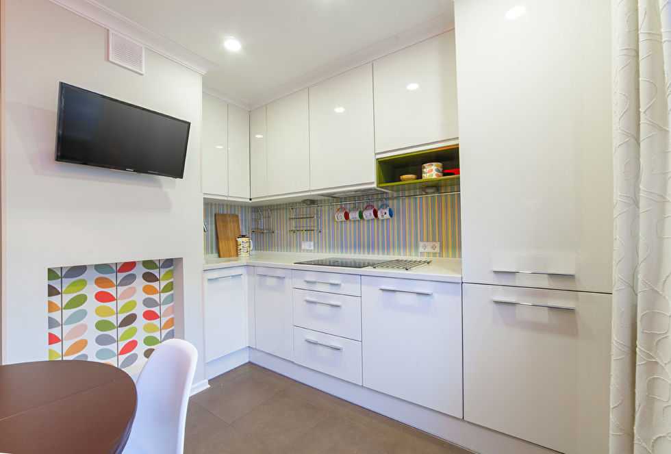 Столешница для белой кухни (36 фото): особенности дизайна с коричневой, бежевой и синей столешницами. какой цвет выбрать для светлой глянцевой кухни?