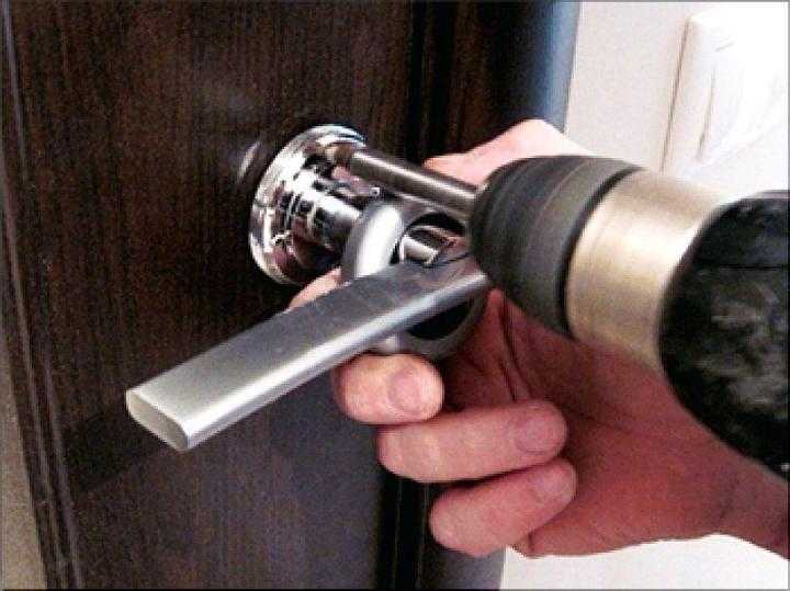 Ремонт металлических дверей: инструкция по замене ручек и замка, регулировка навесов