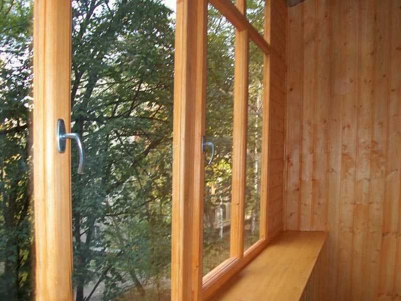 Как самостоятельно сделать деревянное остекление балкона?
