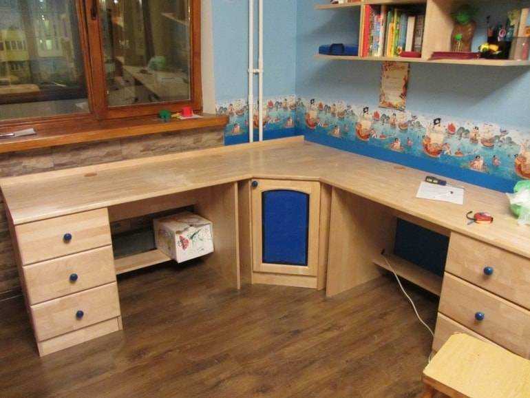 Детский стол для школьника: как выбрать оптимальный вариант