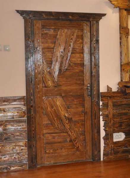 Оформление деревянных дверей под старину